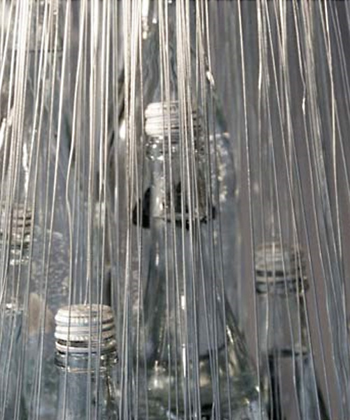 Ice tree, feita de garrafas exposta na loja Domison em Montreal. Vitrine conceitual de Natal utilizando garrafas de vidro transparentes e decoradas com folhas ginko.