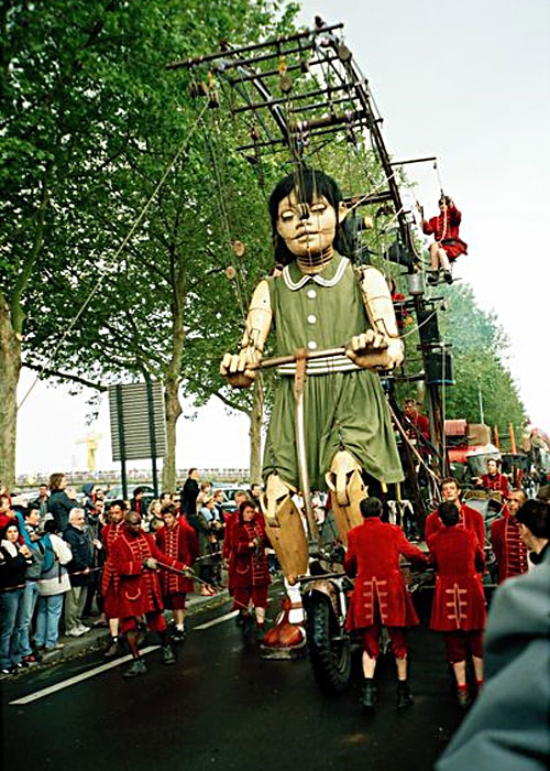 Royal de Luxe é uma companhia francesa de teatro de rua, que se caracteriza por usar marionetes gigantes em suas obras.