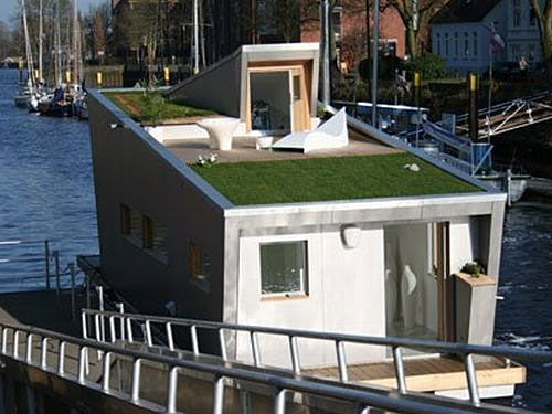 Uma casa flutuante a solução que combina design marítimo e consciência sócio-ecológica.