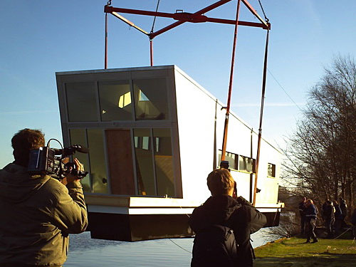 Uma casa flutuante a solução que combina design marítimo e consciência sócio-ecológica.