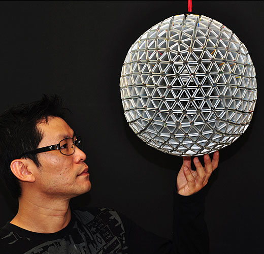 Ed Chew apresenta sua criação intitulada TetraBox Lamp