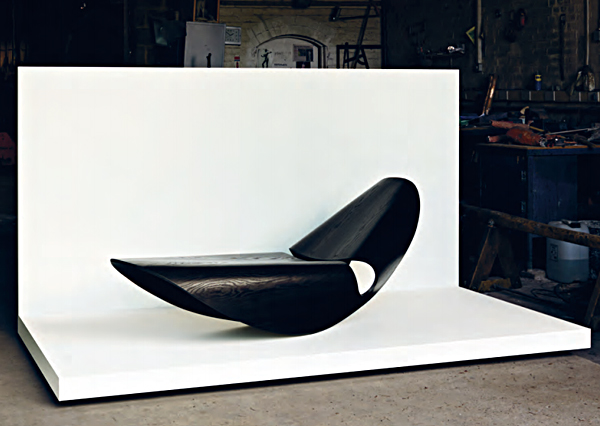criativo da Made in Ratio apresenta as peças da série Cowrie, a cadeira presidente e uma espreguiçadeira de balanço, ambas muito elegantes.